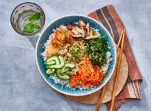 Koreaanse bibimbap: bibim betekent gemixt en bap is rijst. En dat is ook precies wat je met dit gerecht doet, je mixt de rijst met verschillende banchan (bijgerechten). In deze versie doen we dat met kipgehakt, kimchi, spinazie en shiitake.