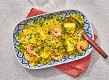 Gebakken rijst is al een feestje, maar als je echt indruk wil maken, serveer je het in een uitgeholde ananas. Net als in Thailand, waar pineapple fried rice 'khao pad sapparod' heet.