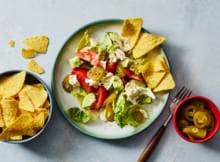 Geef je salade wat pit en gebruik jalapeñoplakjes (en het vocht voor de dressing) voor je lunch. Eet 'm zo of gebruik 'm als basis door bijv. extra groente of boontjes toe te voegen.