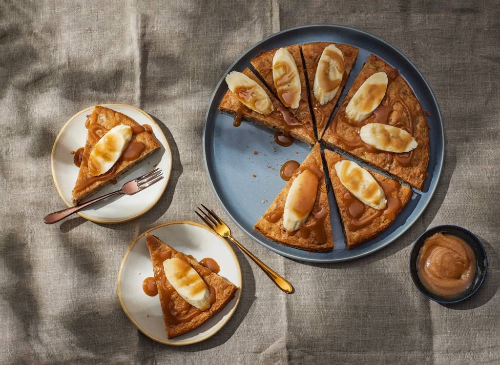 Bananencake met pumpkin spice en karamelsaus 