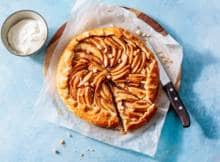 Appeltaart, maar nét even anders dan je misschien gewend bent. Namelijk als galette met spijs, vanille en hazelnoten.