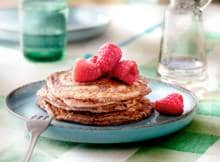 Pannenkoek-hack: gebruik eens chocolademelk in het beslag. Bij deze choco-pancakes doen we nog wat frambozen voor een fruitige touch.