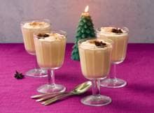 Eierpunch (eggnog) is een romige cocktail met whiskey, rum, melk en -je raadt het al- eieren! Samen met specerijen als kaneel, vanille en steranijs is het smaakfeest compleet.