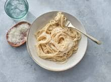 De Romeinse klassieker met peper (pepe) & kaas (cacio) is simpel maar zoo lekker. De ingrediënten? Pasta, cacio e pepe! 