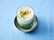 Iedere hippe koffietent heeft ’t op het menu: de matcha latte. Met matchapoeder, sojadrink en een vleugje kaneel maak je dit gezonde drankje voortaan gewoon thuis!