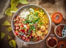 Koken met La Morena: chipotle saus geeft die herkenbare smokey smaak aan elk Mexicaans gerecht. In deze 'Mexicaanse burrito' bowl gebruiken we ingrediënten die je normaal gesproken in een tortilla vouwt. Easy does it!  