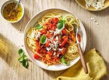 Koken met Maggi: een snelle bolognese. Lekker voor de doorweeks. Met een Italiaanse bouillon maak je het gerecht onweerstaanbaar lekker.