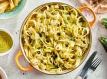 Koken met Maggi: een simpele pasta met weinig ingrediënten en boordevol groenten. Met bouillon maak je het gerecht onweerstaanbaar lekker.