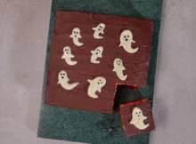 Tijd om te griezelen! Maak deze Halloween cake gedecoreerd met chocolade spookjes en een 'bloederige' surprise aan de binnenkant. 