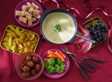Samen rondom de fondue deze kerst? Heerlijk en gezellig! Met deze kaasfondue met Gruyère komt het helemaal voor elkaar.