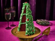 Hoe leuk: deze red velvet cake is vermomd als knalgroene kerstboom.