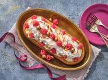 Dol op lemon meringue? Maak er dan deze feestelijke slof van! Lekker makkelijk met een kant-en-klare taartslof en lemoncurd zodat je je volledig kan focussen op de meringuetoefjes. Versier 'm met frambozen en parels voor een pracht van een kersttoetje!