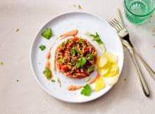 Gepelde tomaten maken een perfecte vegaversie van steak tartaar, zeker met deze klassieke smaakmakers erdoor wordt het een fijn voorgerecht.