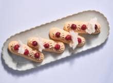 Beleg je pistokeddos (Italiaanse lange vingers) met speculoosmousse en kersen voor een spannende afsluiting van je kerstdiner. Garneer met suikerspin en het feestje kan beginnen.