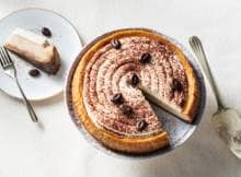 Wij zijn gek op espresso martini's. En op cheesecake. Deze baked espresso martinicheesecake is dus ook echt een cadeautje, ook als je niets te vieren hebt. 