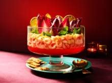 Dat is een onverwachts lekkere verrassing: de smaak van de populaire Aperol in je garnalencocktail. Serveer 'm in een feestelijke trifle-schaal en succes is gegarandeerd!