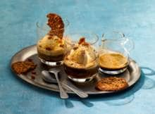 Een Italiaanse klassieker met een Nederlandse klassieker: een affogato (vanille-ijs met espresso) met kletskoppen. Die laatste zorgen voor een fijne zoete crunch boven op de warm/koud combi van het ijs en de koffie. 