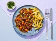 Comfortfood maar dan gezond: dit stoofvlees met friet uit de airfryer! Het smeuïge stoofvlees en de zachte groente met de knapperige frietjes zal iedereen laten smullen aan de eettafel.