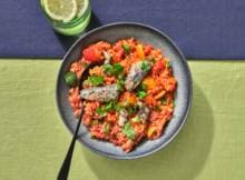 In deze tomatenrijst komen zoet en zoutig bij elkaar dankzij de paprika en sardines en dat zijn nog eens verrassend rijke smaken bij elkaar. Daarnaast voldoet dit recept ook nog eens aan de Schijf van Vijf. Win-win!