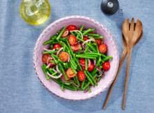 Zo simpel kan het zijn: boontjes, tomaten, een uitje en een makkelijke dressing. En zo heb je in nog geen 20 minuten een lekker bijgerecht op tafel staan.