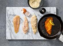 Wat is lekkerder dan kip? Krokante kip. Leer hoe je simpel je eigen kip kan paneren met ei, bloem en panko voor een heerlijk krokant stukje kip.