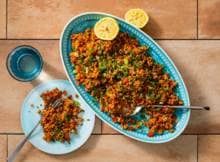 Kisir is een frisse Turkse salade met bulgur, tomaat, peterselie en granaatappel. Of je 'm nou inzet bij de mezze, als lichte lunch of een bijgerecht, hier ga je van smullen. 