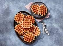 De Luikse wafel komt uit -je raadt het al- de Belgische stad Luik (Liège). In het authentieke recept zit er ook parelsuiker in het deeg. De  suiker voor een karamel smaak en een knapperige textuur. Daarom wordt de Luikse wafel ook wel suikerwafel genoemd.