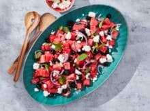 Watermeloen en feta: een perfecte match! Deze watermeloen-fetasalade is snel klaar, makkelijk en een lust voor het oog én je buik. Je maakt je favoriete zomersalade al in 10 minuten klaar.