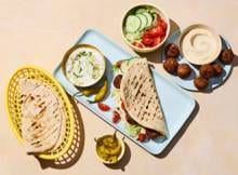 Flatbread + falafel + hummus = een magisch trio! Lekker met frisse ijsbergsla, ingelegde groene peper, cherrytomaten en een zelfgemaakte yoghurtsaus.