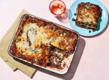 Wil je je lasagne extra eiwitten geven? Gooi er dan wat zwarte bonen bij! Lekker met een romig laagje van ricotta en spinazie afgetopt met mozzarella.