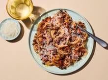 Deze pasta met peulvruchten is geïnspireerd op de geliefde spaghetti bolognese. Lekker met linzen als voedzame vleesvervanger. Wil je 'm helemaal vega maken? Vervang dan de Parmezaanse kaas door geraspte kaas voor pasta.