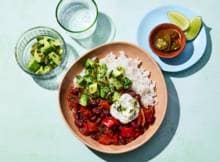 'Sin carne' zegt het al: zonder vlees. Deze vegan chili sin carne met kidneybonen en rode paprika maak je af met een frisse avocadosalsa en een schep plantaardige crème fraîche. 