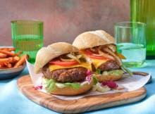 Borlottibonen zijn door de nootachtige smaak en stevige bite perfect om een vegan burger van te maken. Lekker op een kaiserbroodje met wat zoete aardappelfrietjes!