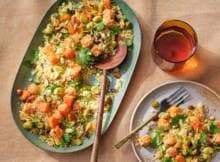 De volle smaak van tuinbonen met de zachte pompoenstukjes zijn een perfecte combinatie in deze kruidige couscous. Lekker met knapperige amandelen en zoete rozijntjes.