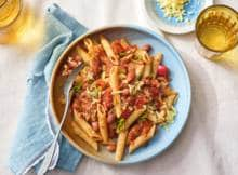 Lekker snel, deze pittige pasta met chilibonen!  En door de plantaardige rasp en rulgehakt is deze penne ook nog eens helemaal vegan.