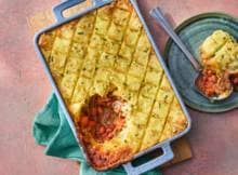 Shepherd's pie is een ovenschotel van gehakt met een dekentje van aardappelpuree. Wij maakten 'm helemaal plantaardig en vervingen het gehakt door een kruidig mengsel van Hollandse bruine bonen, champignons en winterpeen!