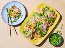 Chirashi sushi wordt vaak met de hele familie gegeten tijdens Japanse feestdagen zoals het perzikbloesemfestival. Het gerecht staat ook bekend als gomoku sushi, gomoku chirashi of barazushi.