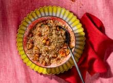 Dit Indonesische bijgerecht is voor velen een favoriet. Het mengsel van o.a. kokosrasp en specerijen wordt geroosterd en kun je strooien over welk gerecht je maar wil, bijv. groenten, salades. Maar 'gewoon' uit het vuistje is ook lekker.