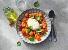Tomaten, basilicum en burrata zijn een gouden combi. Dat is al bewezen in salade, op pizza en nu dan ook in deze tomatenrisotto. Lekker extra door de toevoeging van verse cherrytomaatjes en olijven.