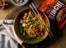 Kimchi noodles met krokante tofu van Nongshim (advertentie)