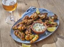 Op zoek naar een verrassend BBQ-gerecht? Probeer deze gegrilde kipvleugels met een heerlijke, romige briedip.