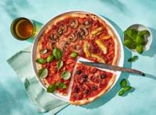 Quattro stagioni is Italiaans voor 'vier seizoenen'. Een pizza quattro stagione (4-seizoenenpizza) is dan qua toppings ook in 4 delen ingedeeld die elk een seizoen vertegenwoordigen. Lekker veelzijdig dus! 