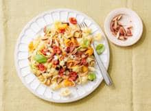 Op zoek naar een groenterijke twist op de pastasalade? Je zelfgedroogde cherrytomaatjes geven je pastasalade niet alleen extra smaak, maar ook een flinke portie groenten.