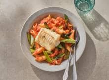 Deze penne met tomaten en kabeljauw van Hugo Kennis is simpel maar bijzonder. Door de tomaten te poffen, wordt de smaak veel intenser en extra zoet.