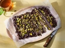 Pistache en chocolade: bestaat er een betere combi? En het mooie is, dat je deze bark heel makkelijk zelf maakt.