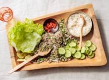 Laab is een traditioneel Laotiaans en Noordoost-Thais gerecht. Deze pittige, kruidige gehaktsalade serveer je als slawrap en breng je op smaak met limoensap, vissaus, gemalen geroosterde rijst (khao khua), chili en koriander.