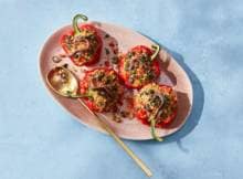 In deze gevulde paprika's komt van alles samen: zoete tomaat, een zuurtje van kappertjes en ansjovis voor een hartige kick. Je schuift ze zó de airfryer in. Da's handig!