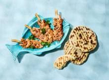 Steek de BBQ maar aan en gaan met die naan! Deze knoflookgarnalenspiesjes serveer je met zelfgemaakt naanbrood. Tast toe!
