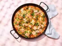 Het allerlekkerste van paella? De rijst op de bodem van de pan wordt lekker krokant. Dat combineert fijn met de zachte vis.