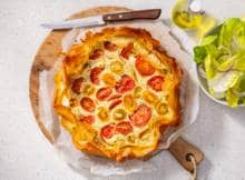 Een galette, maar dan net even anders. Met een bodem van crunchy filodeeg, frisse ricotta met citroen en za’atar, en sappige tomaten. Dit is de zon op tafel.